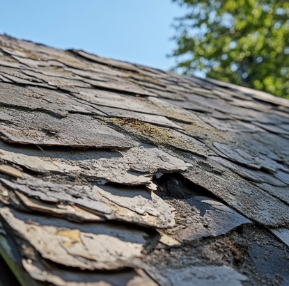 a roof with bad maintenance